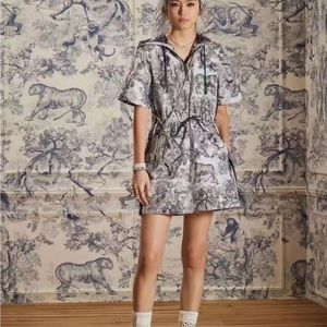 Dior white and blue toile de jouy technical taffeta hooded dress. FR44, US 12